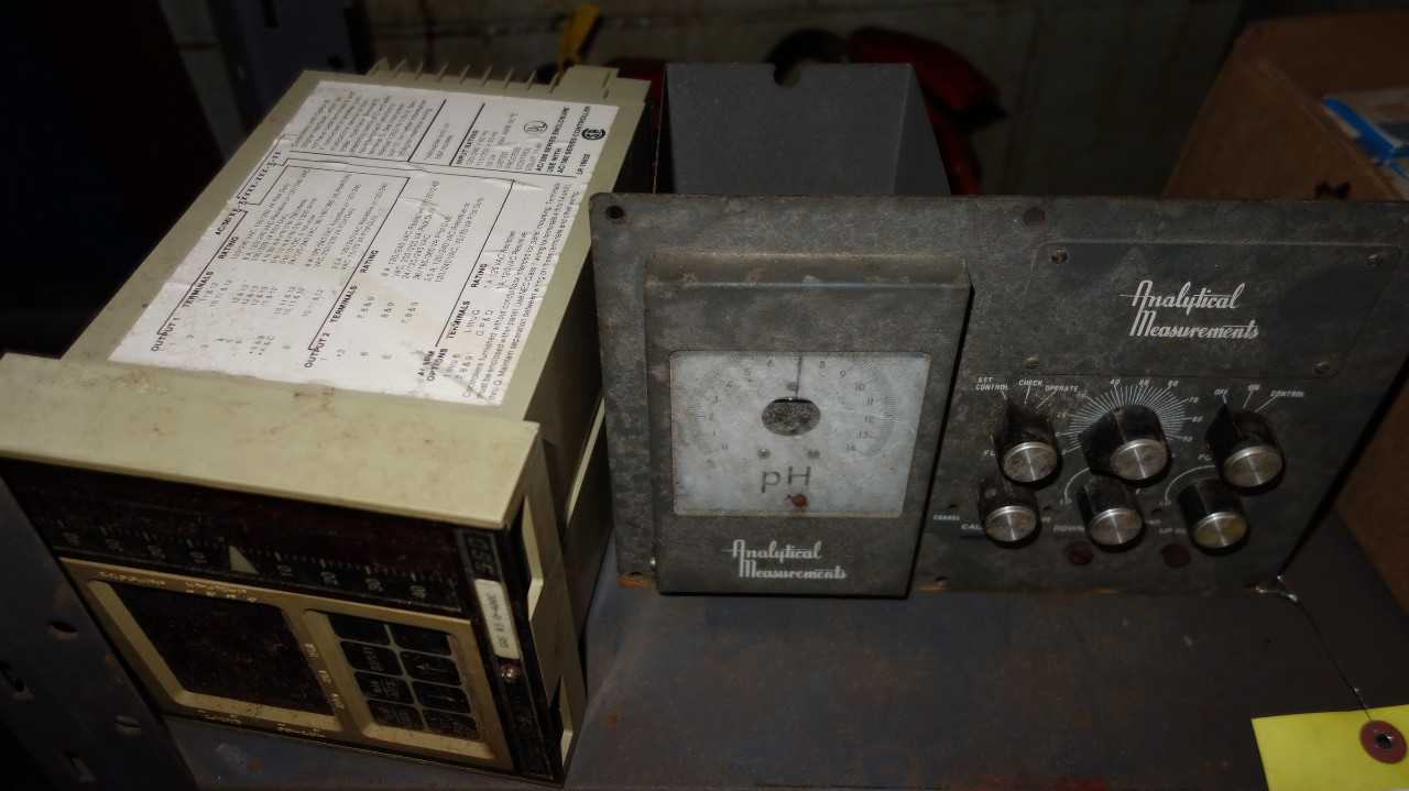 LOT OF ASSORTED ELECTRICAL CONTROLS, RELAYS, CONTROLLERS, HONEYWELL,PARKER - ELECTRICAL COMPONENTS