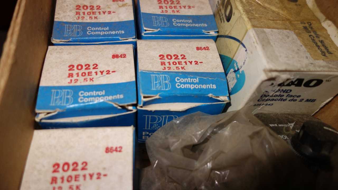 LOT OF ASSORTED ELECTRICAL CONTROLS, RELAYS, CONTROLLERS, HONEYWELL,PARKER - ELECTRICAL COMPONENTS