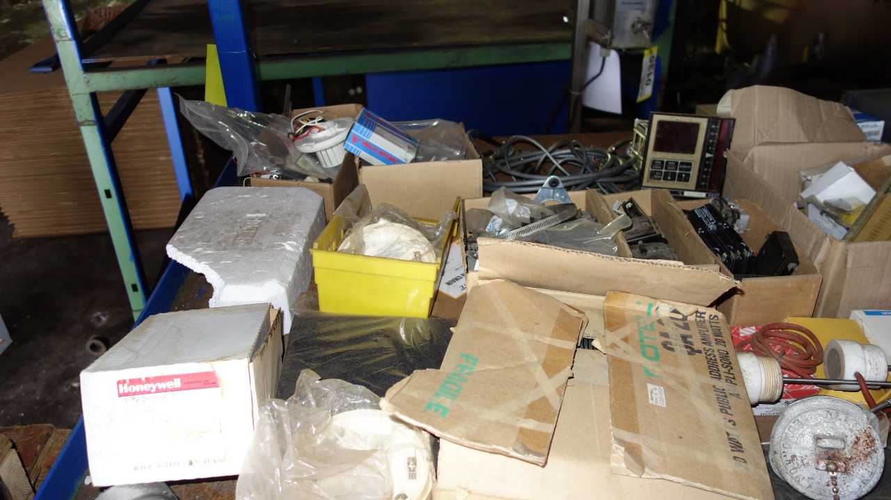 LOT OF ASSORTED ELECTRICAL CONTROLS, MODULES, CONTROLLERS, BREAKERS, SQUARE D - ELECTRICAL COMPONENTS