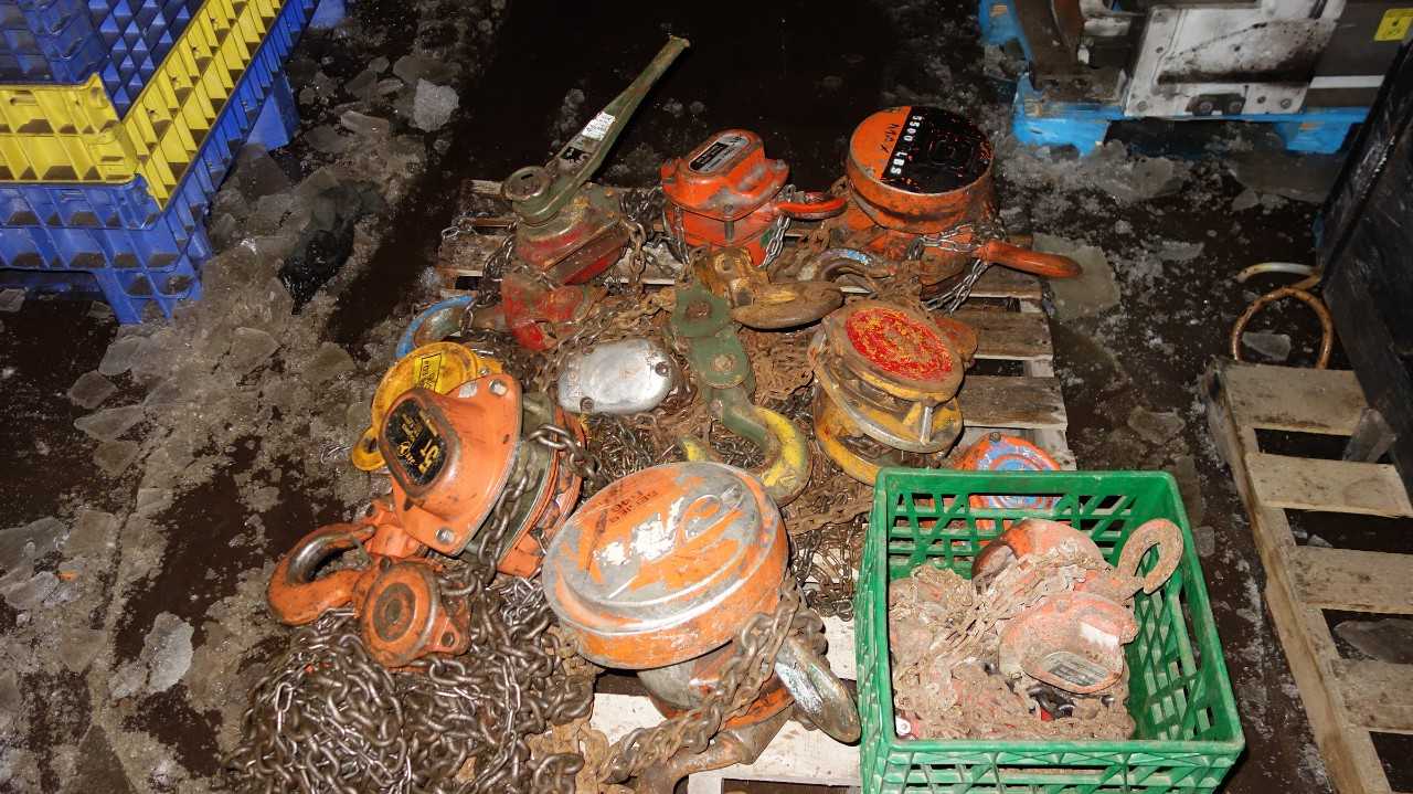 PALLET OF ASSORTED MANUAL CHAIN HOISTS, COME ALONGS - LIFTING EQUIPMENT