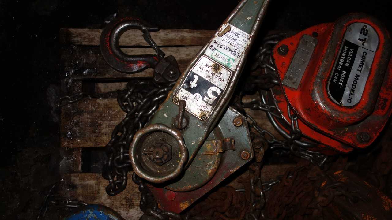 PALLET OF ASSORTED MANUAL CHAIN HOISTS, COME ALONGS - LIFTING EQUIPMENT