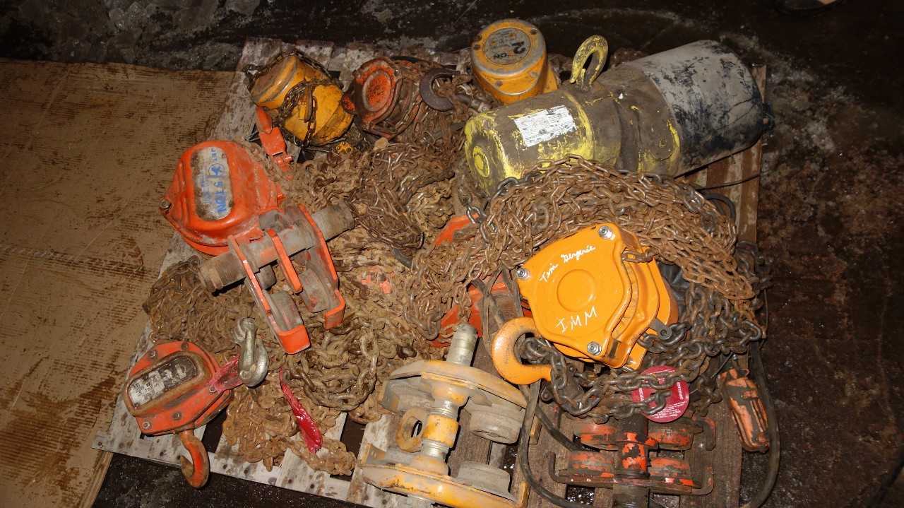 PALLET OF ASSORTED CHAIN HOISTS, TR0LLEYS, MANUAL, ELECTRIC - LIFTING EQUIPMENT