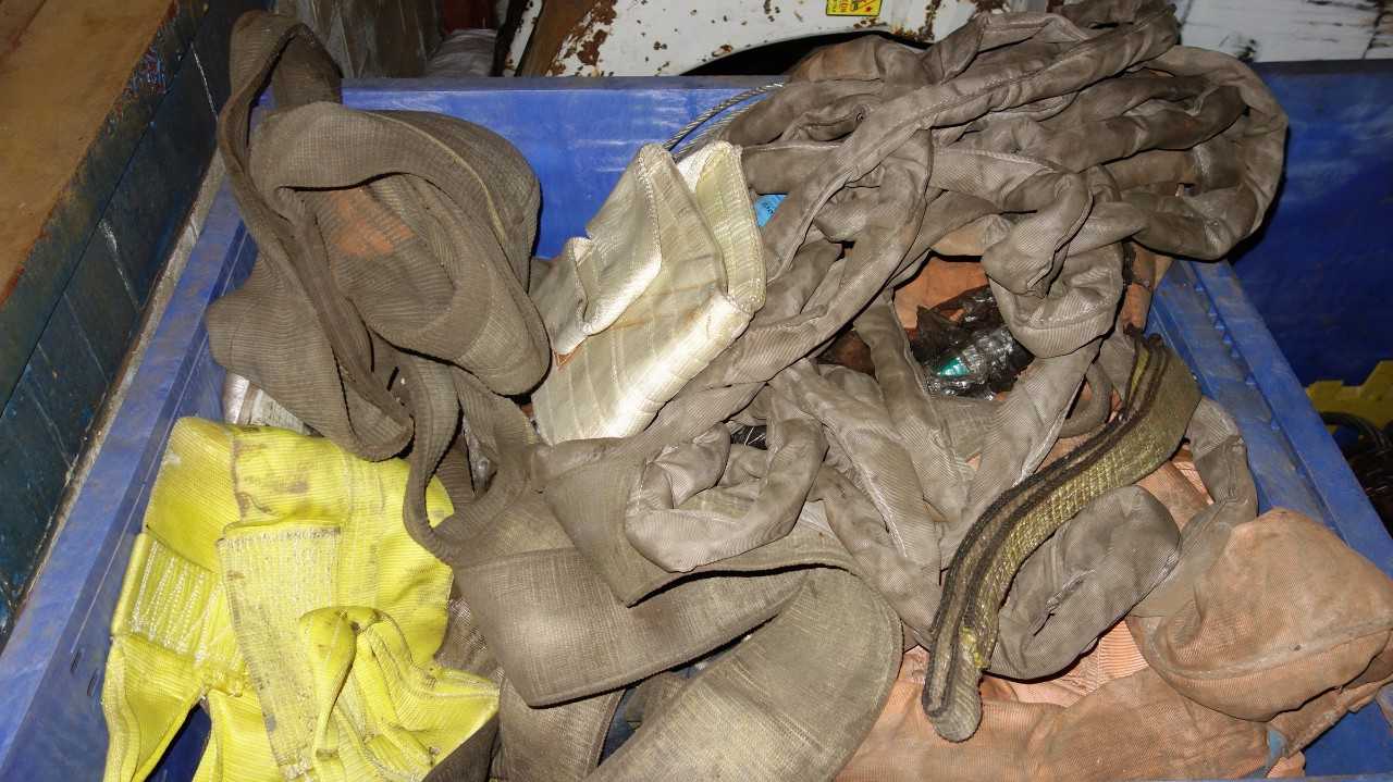 1 GAYLORD OF SAFETY EQUIPMENT, RIGGING SLINGS, OIL ABSORBANT SNAKES - SAFETY EQUIPMENT