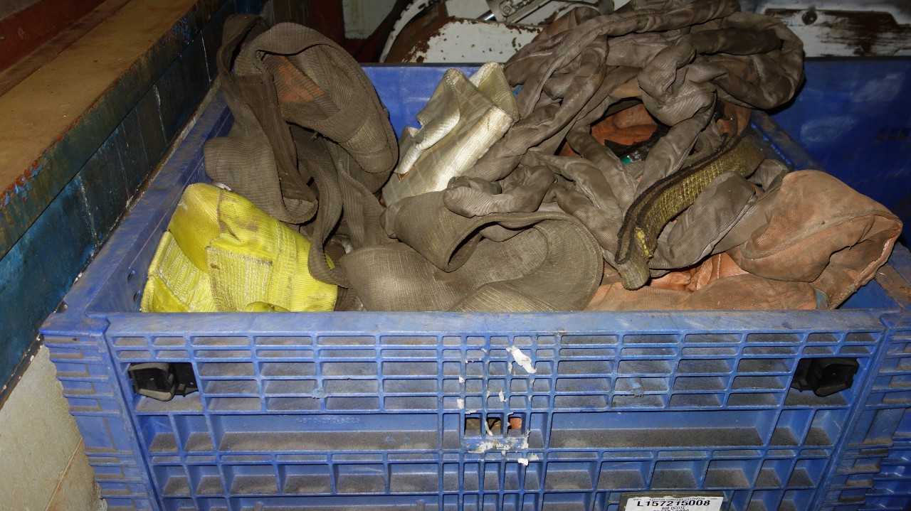 1 GAYLORD OF SAFETY EQUIPMENT, RIGGING SLINGS, OIL ABSORBANT SNAKES - SAFETY EQUIPMENT