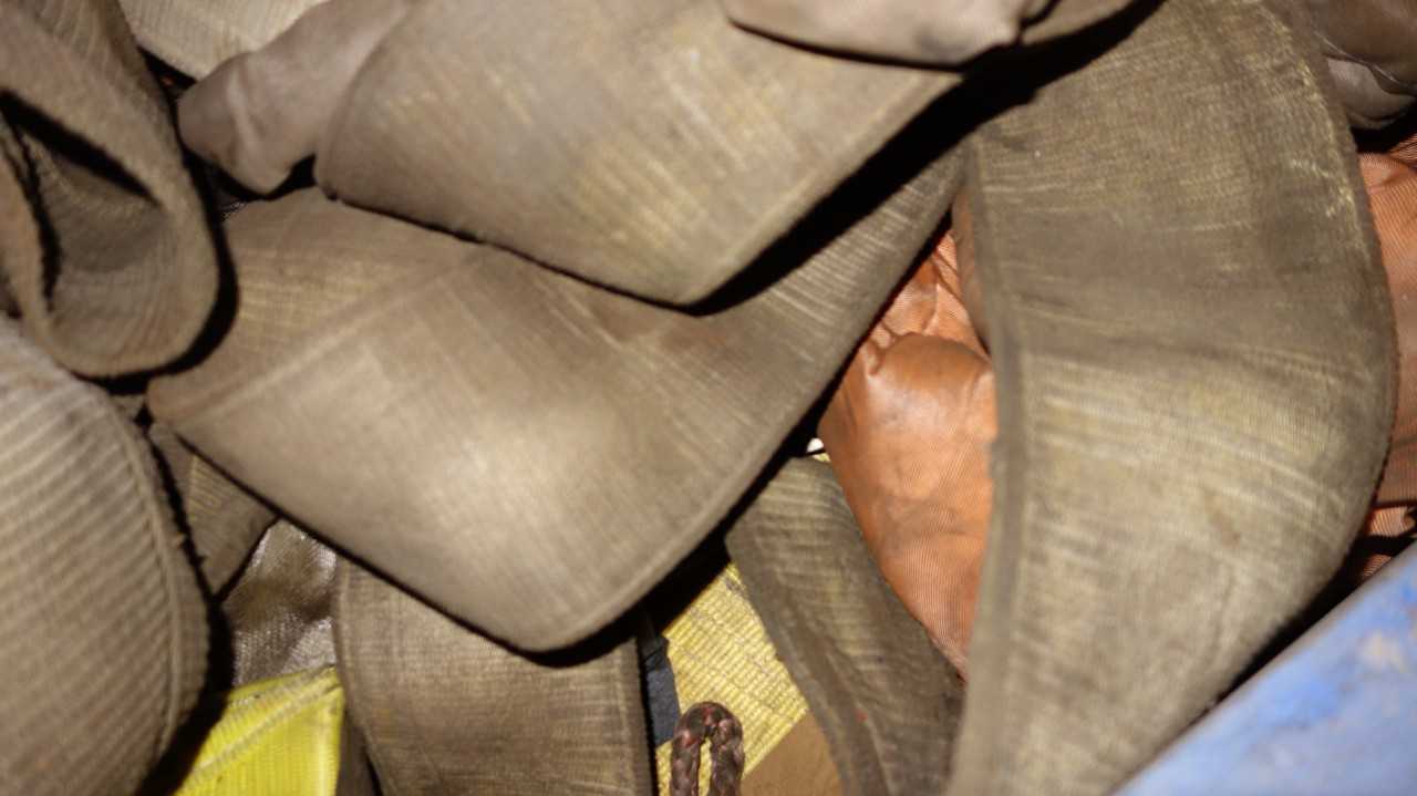 1 GAYLORD OF SAFETY EQUIPMENT, RIGGING SLINGS, OIL ABSORBANT SNAKES - SAFETY EQUIPMENT