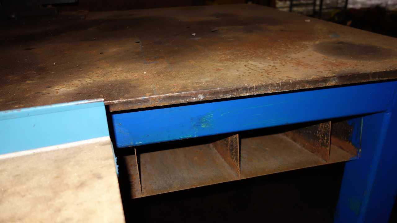 STEEL TOOL WORK TABLE W/ RECORD NO6 TABLE VICE - MATERIAL HANDLING