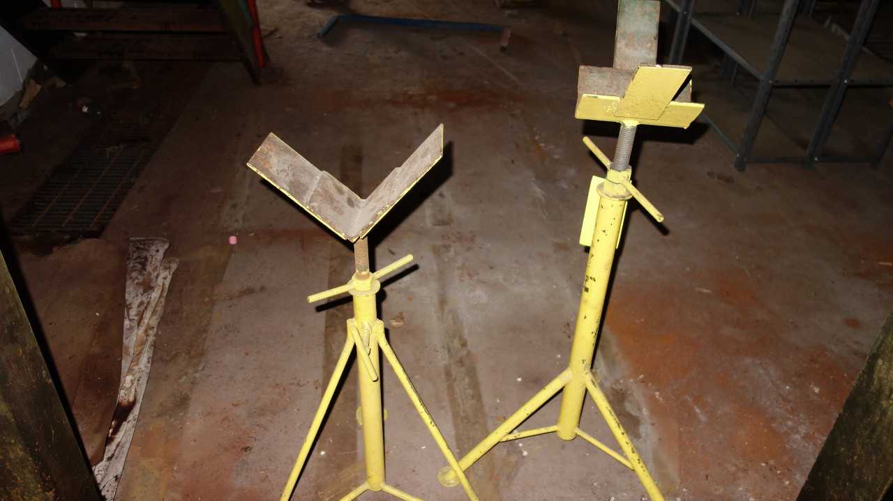 LOT OF 2 TRAILER JACKS - MATERIAL HANDLING