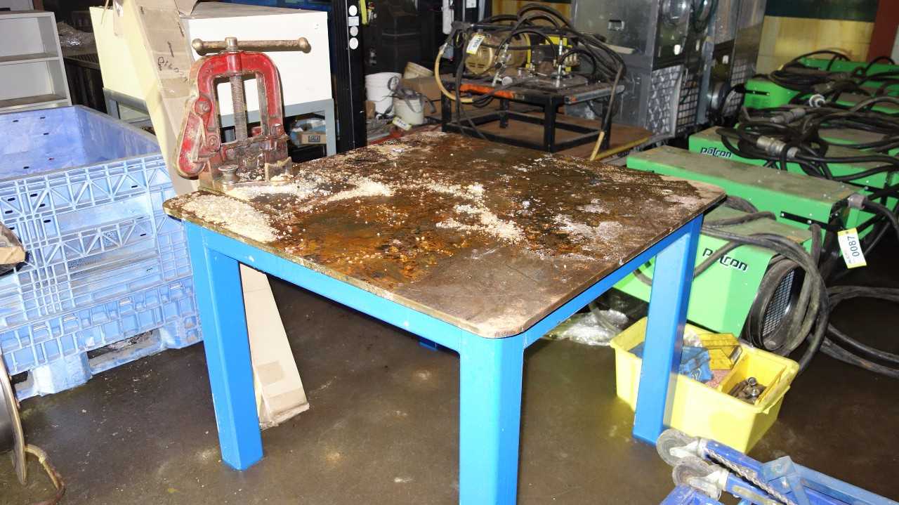 STEEL TOOL WORK TABLE W/ RIDGE TOOL TABLE VICE - MATERIAL HANDLING