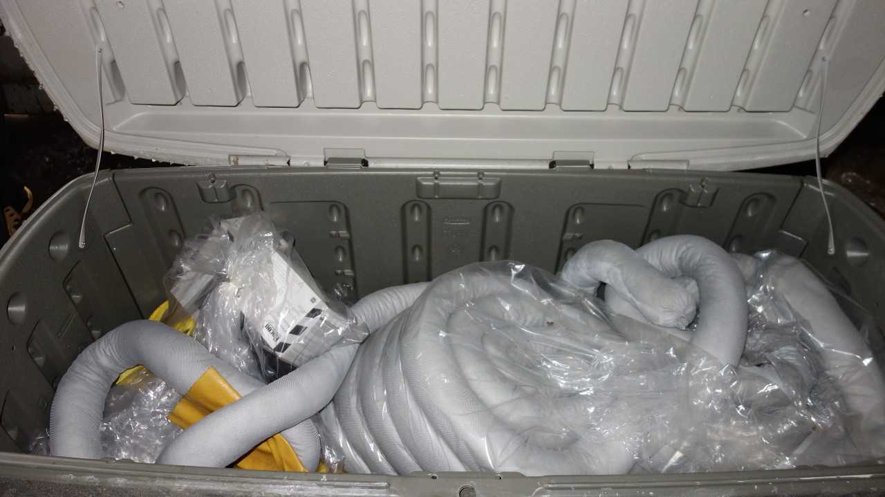 1 BOX ENCLOSURE OF SAFETY EQUIPMENT, OIL ABSORBANT SNAKES, ENCOM PROTECTIVE GOGGLES, - MISCELLANEOUS