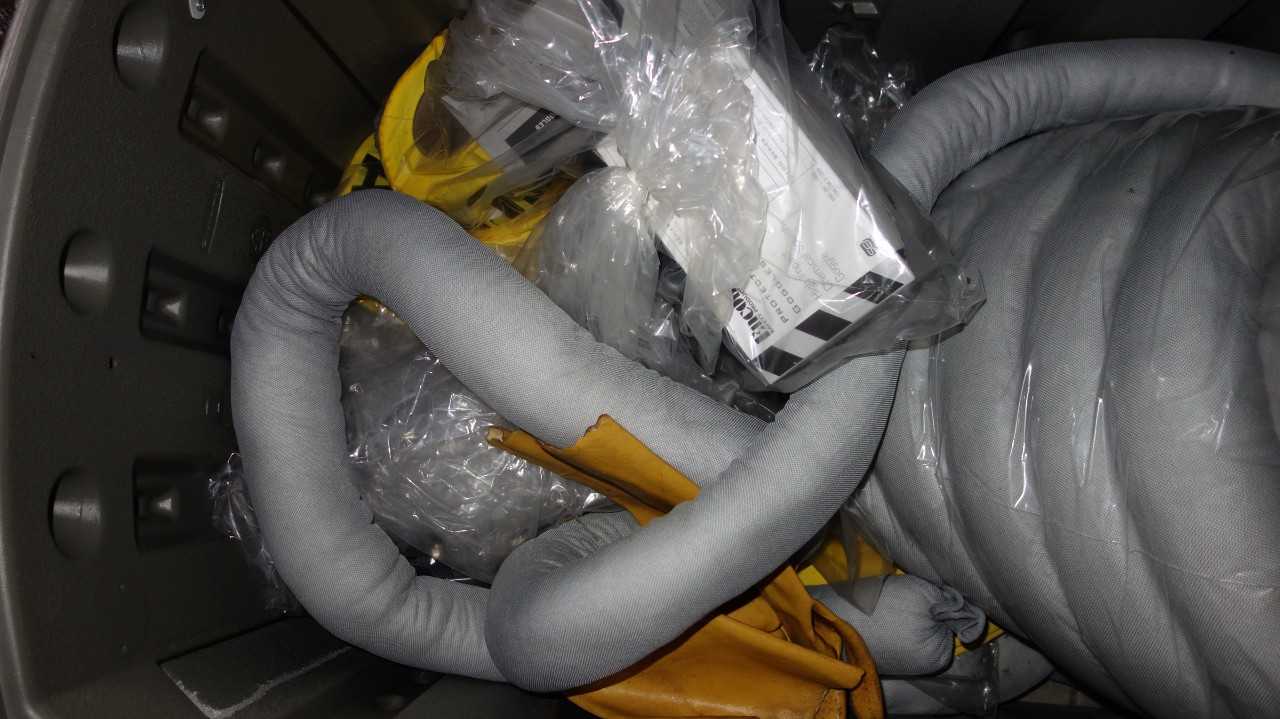 1 BOX ENCLOSURE OF SAFETY EQUIPMENT, OIL ABSORBANT SNAKES, ENCOM PROTECTIVE GOGGLES, - MISCELLANEOUS