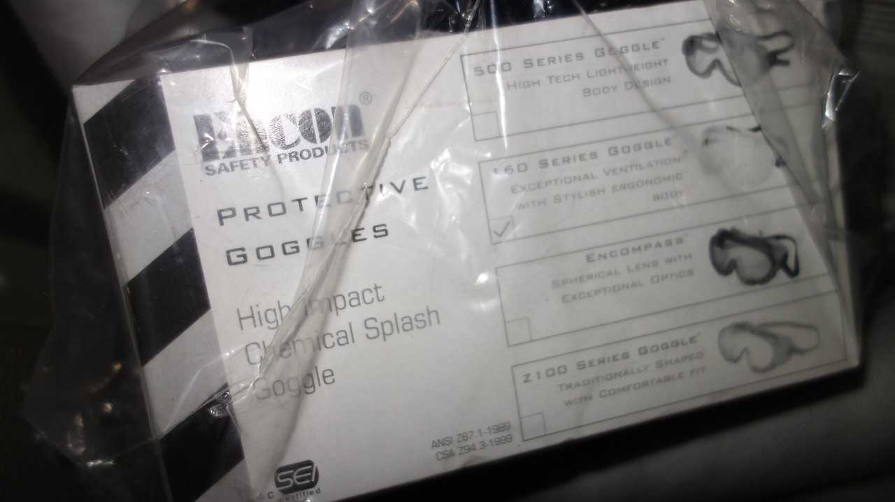 1 BOX ENCLOSURE OF SAFETY EQUIPMENT, OIL ABSORBANT SNAKES, ENCOM PROTECTIVE GOGGLES, - MISCELLANEOUS