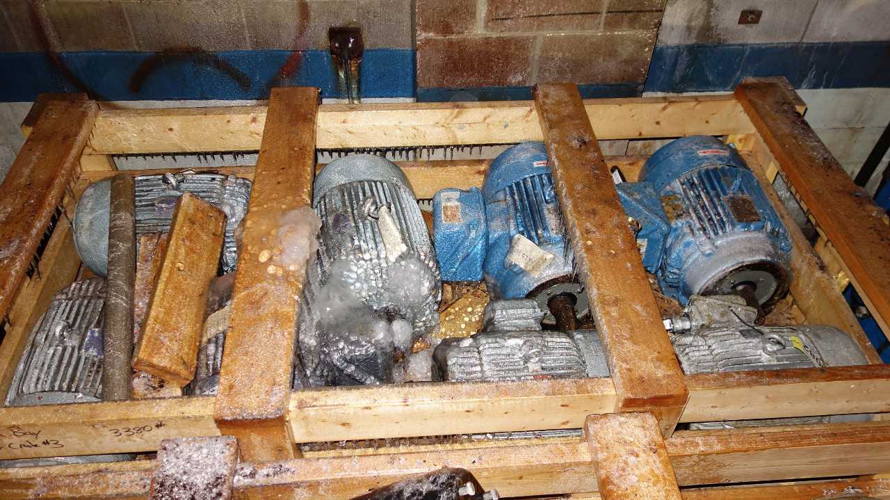 2 CRATES OF ASSORTED AC ELECTRIC MOTORS 15-25HP (APPROXIMATELY 16 MOTORS) - ELECTRIC MOTORS