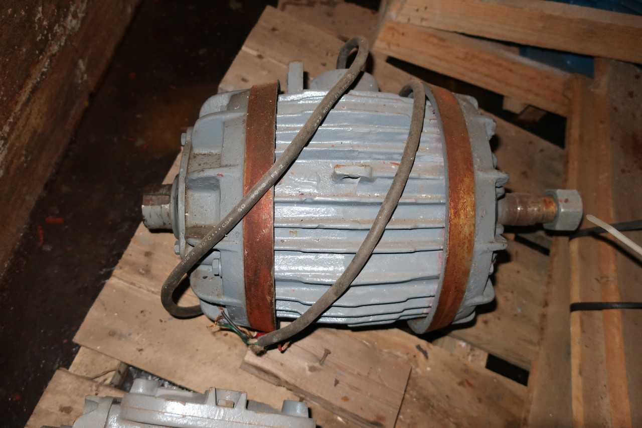 PALLET OF ASSORTED MOTORS 2.5HP-3HP, LIGHTNIN, VIBRO ENERGY, BROOK CROMPTON - ELECTRIC MOTORS
