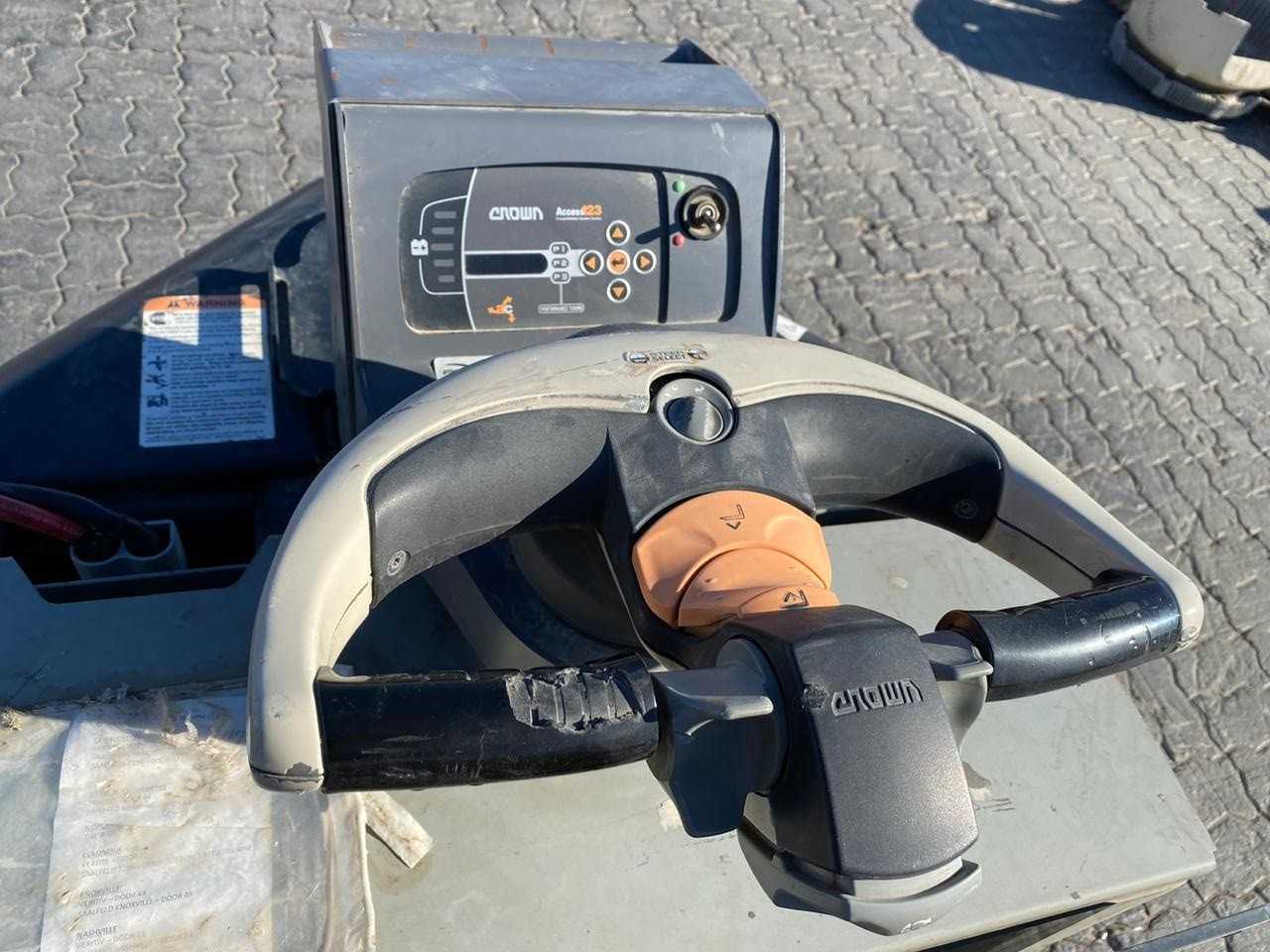 1 CROWN ELECTRIC FORK LIFT - FORKLIFTS