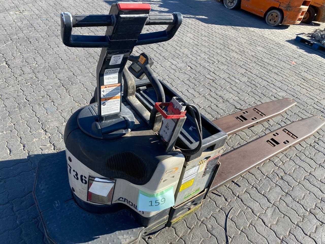 1 CROWN ELECTRIC FORK LIFT - FORKLIFTS