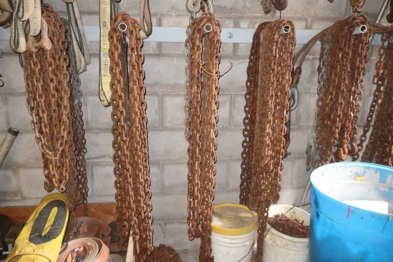 LOT OF ASSORTED STRAPPING & RIGGING CHAINS - LIFTING EQUIPMENT