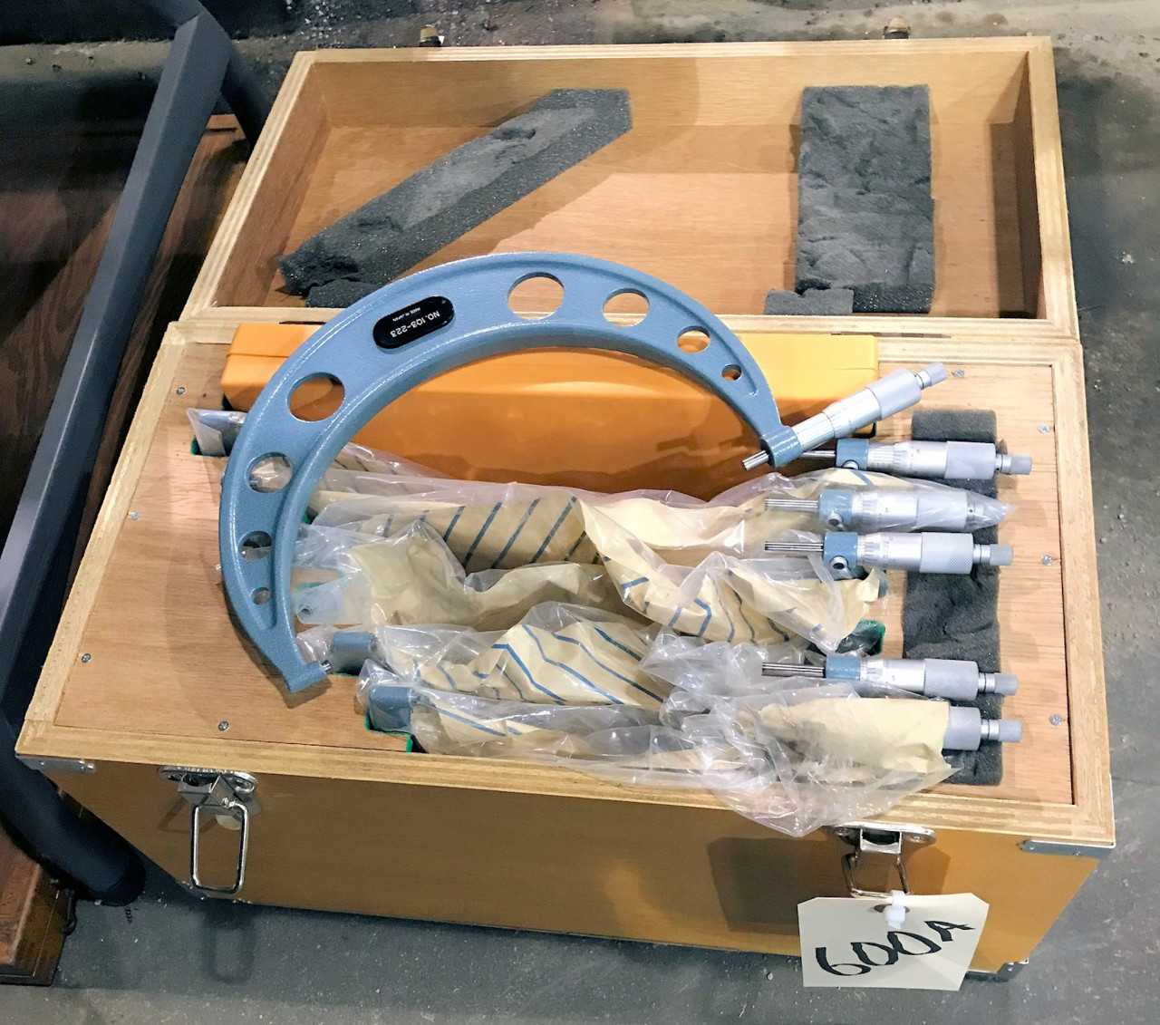 Mitutoyo 6-Piece Micrometer Set with Case - MISCELLANEOUS