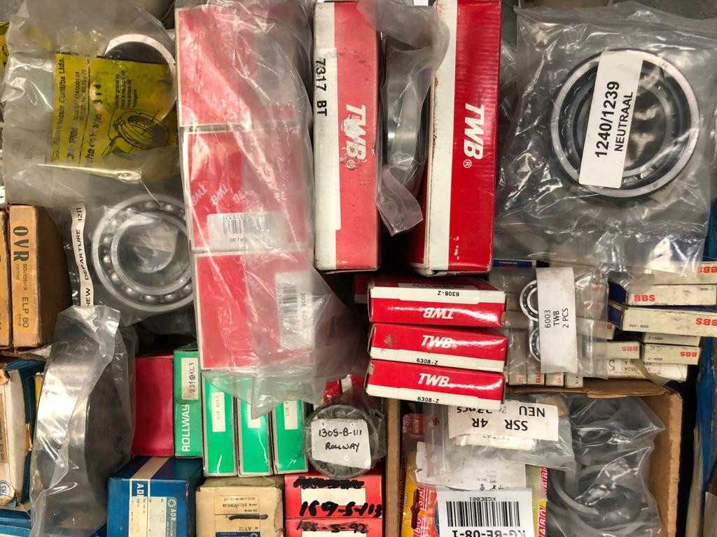 1 pallet of assorted bearings - BEARINGS