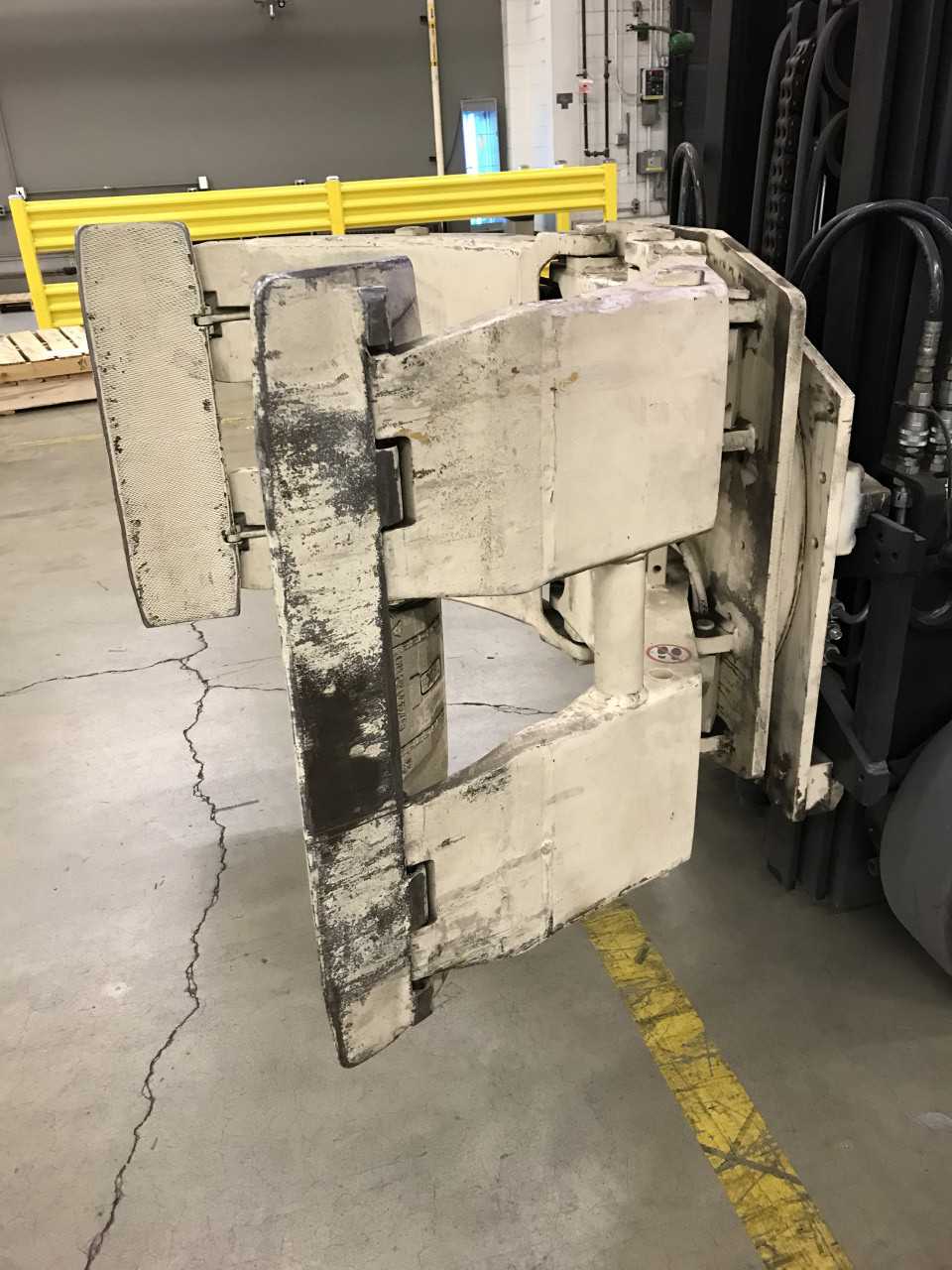 Cascade 45F-RC-04A roll clamp, Rogers, MN - LIFTING ATTACHMENTS