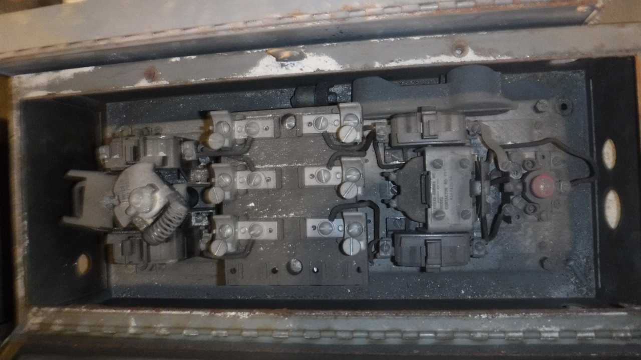 Cutler-Hammer Contactor With Enclosure - CONTACTORS