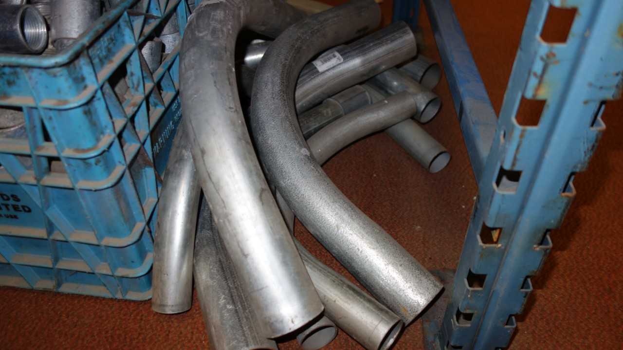 CONTENTS OF 4 SHELVES, ASSORTED ELECTRIC CONDUIT FITTINGS - ELECTRICAL COMPONENTS