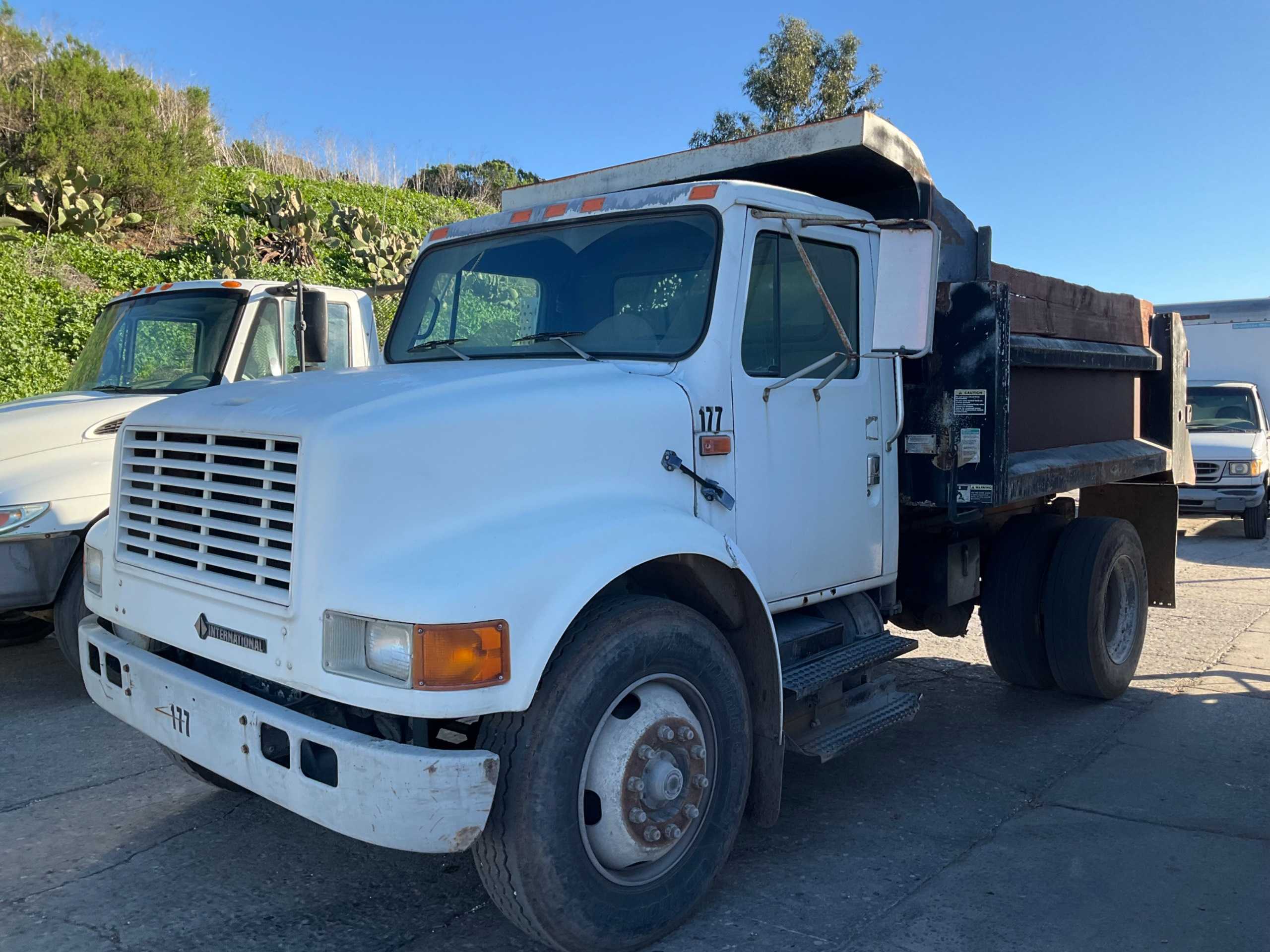 1993 INTERNATIONAL 4900 DUMP TRUCK