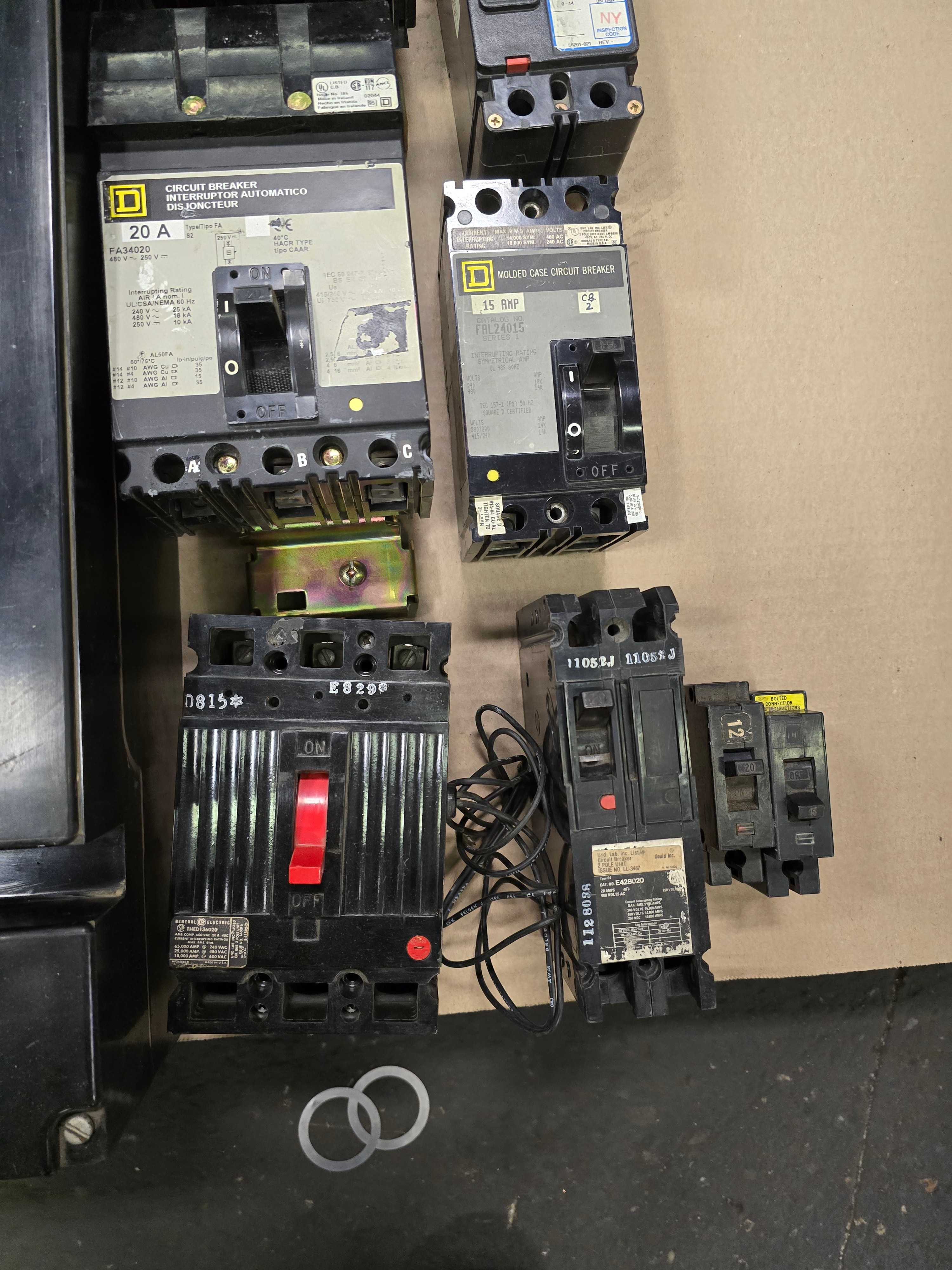 LOT OF ASSORTED CIRCUIT BREAKERS - CIRCUIT BREAKERS