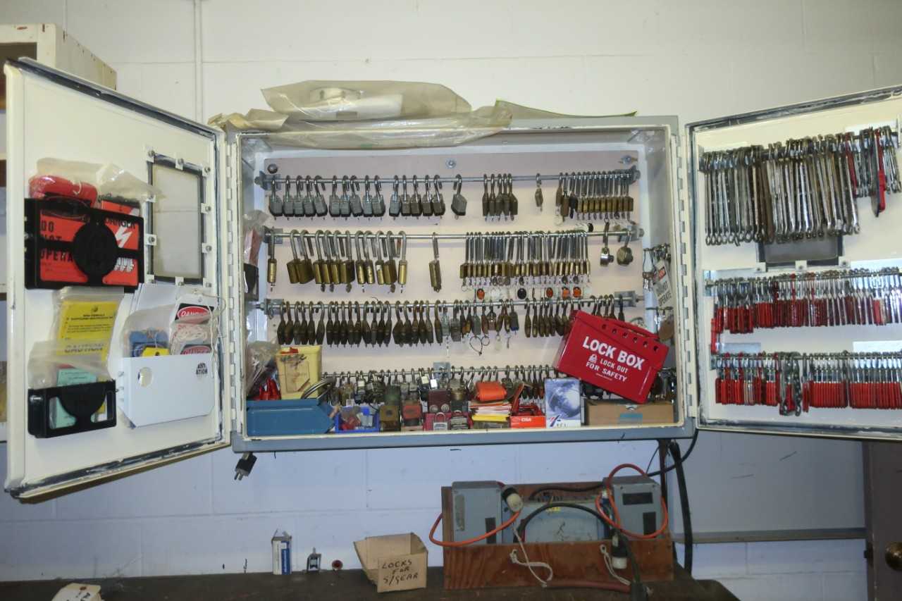 LOT OF ASSORTED LOCK OUT TAG OUT EQUIPMENT - SAFETY SWITCH