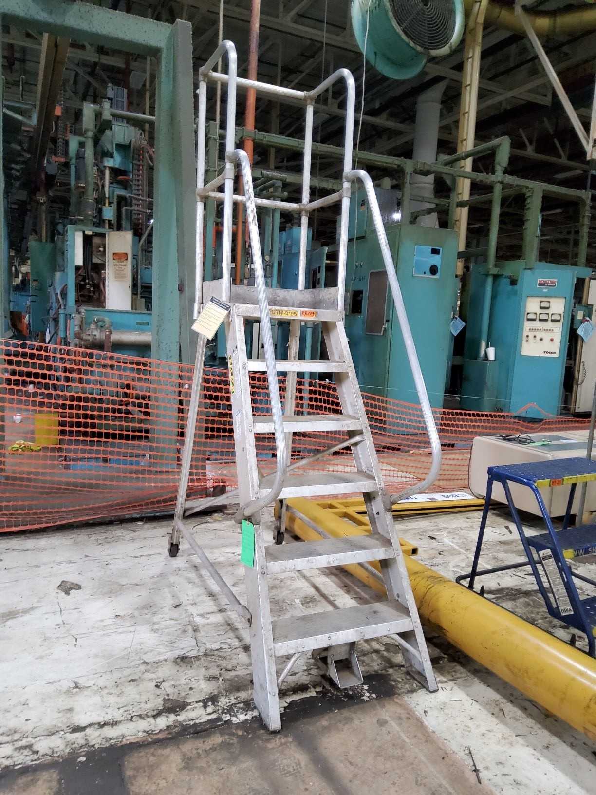 Step Ladder - MATERIAL HANDLING