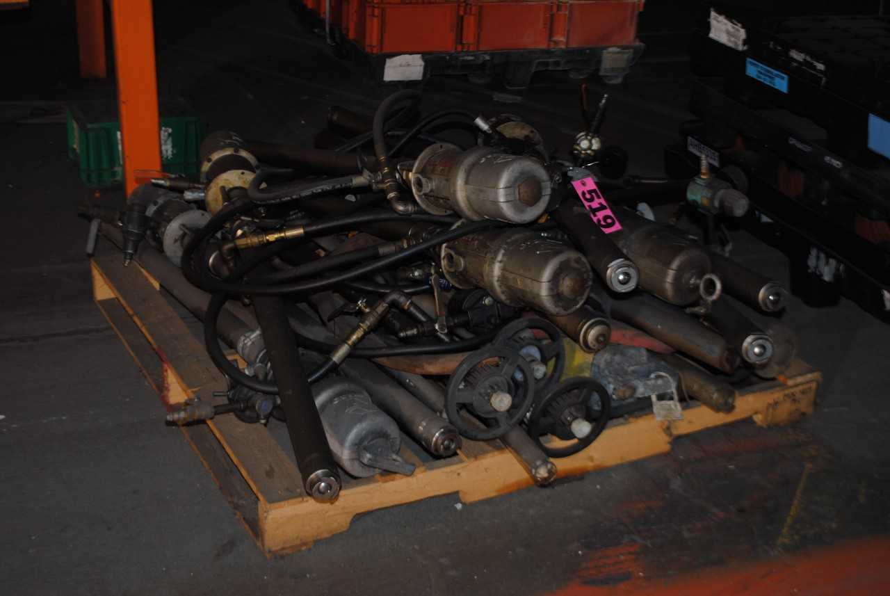 Graco Mohawk Series Pogo Pumps Qty 17 - MISCELLANEOUS