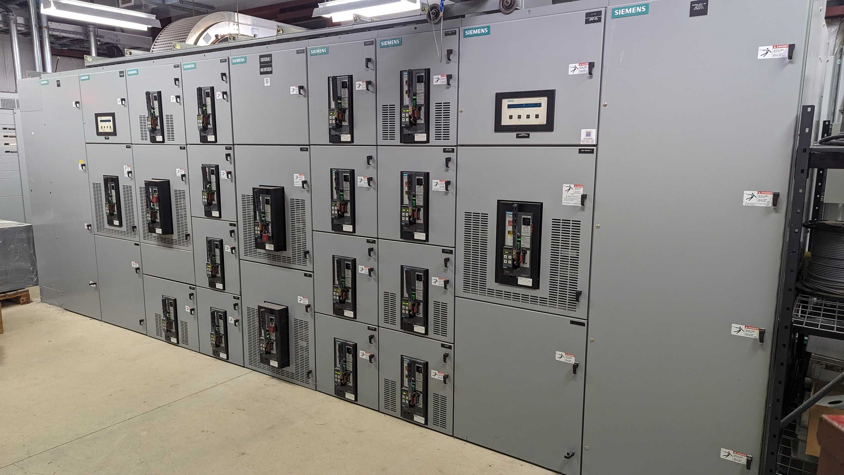 SIEMENS MAIN SWITCHGEAR WITH 19 SIEMENS LOW VOLTAGE CIRCUIT BREAKERS - CIRCUIT BREAKERS