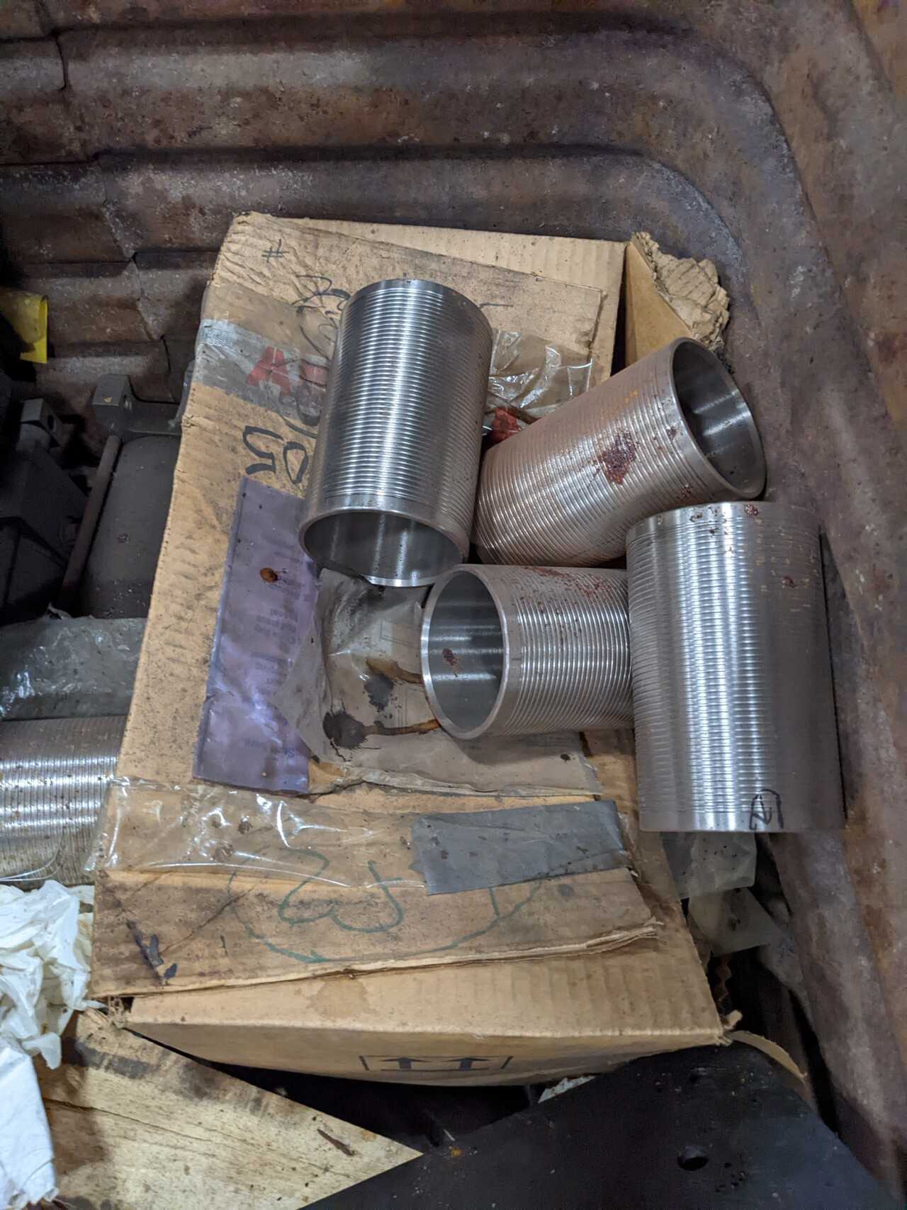 STEEL CRATE WITH CONTENTS, ASSORTED MRO, HYDRAULIC CYLINDERS, INNER RACES, SPRINGS, PARKER, MCGILL (NEEDS REPAIR) - INDUSTRIAL PARTS