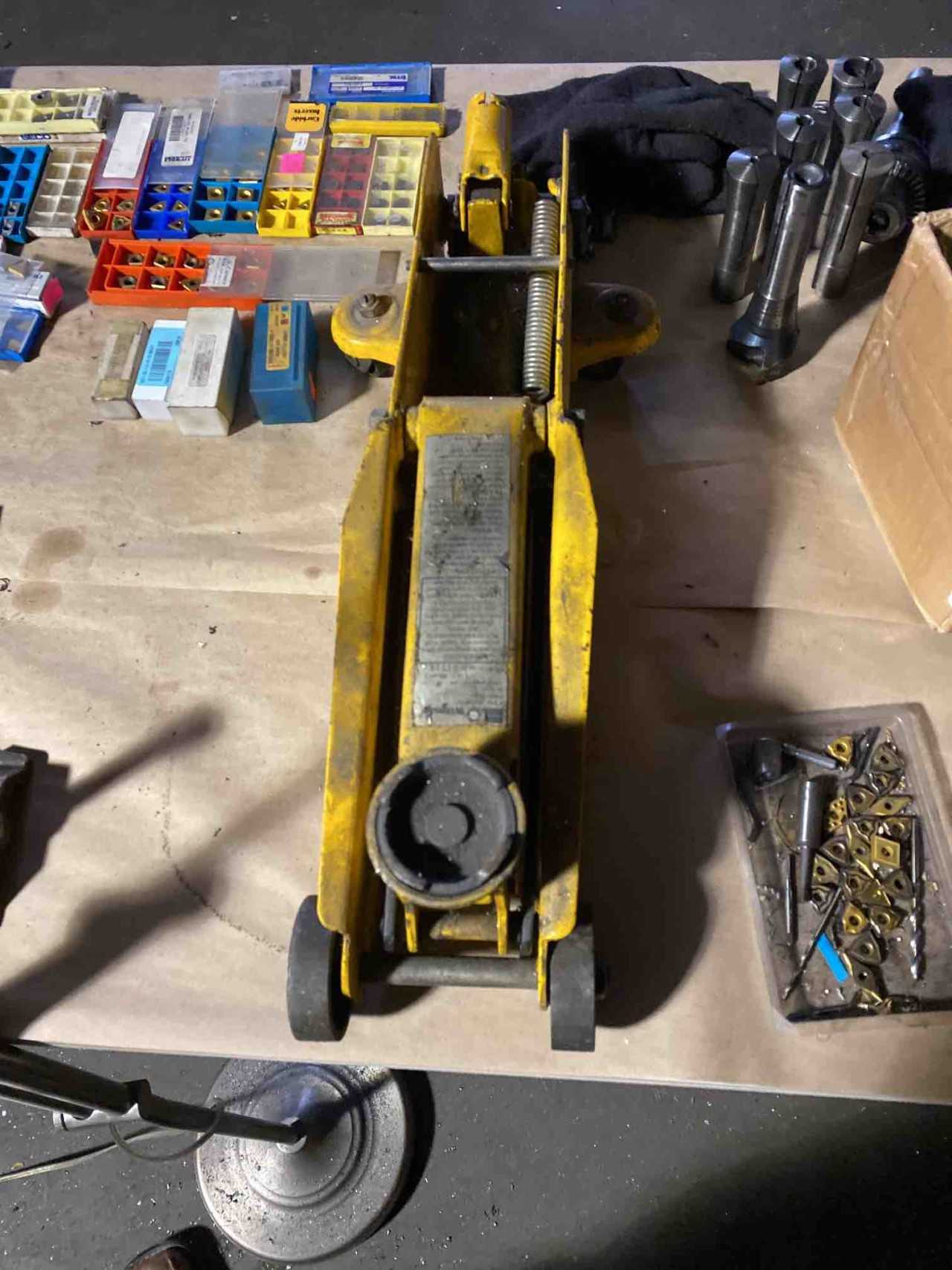 Hydraulic Jack - MATERIAL HANDLING