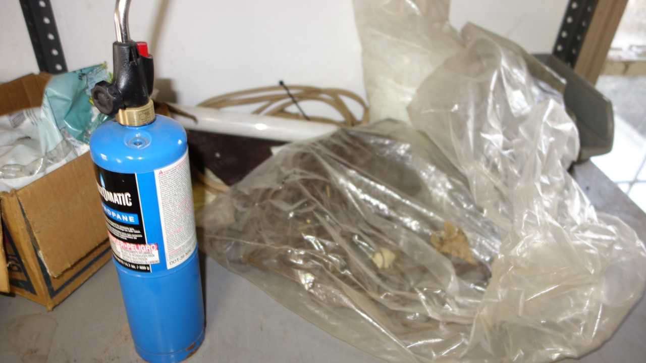 CONTENTS OF 2 SECTIONS OF SHELVING, ASSORTED GENERAL TOOLS, TOOLBOX, PIVOT DRIVER, DRILLS, TARPS, BLACK & DECKER - ELECTRIC POWER TOOLS