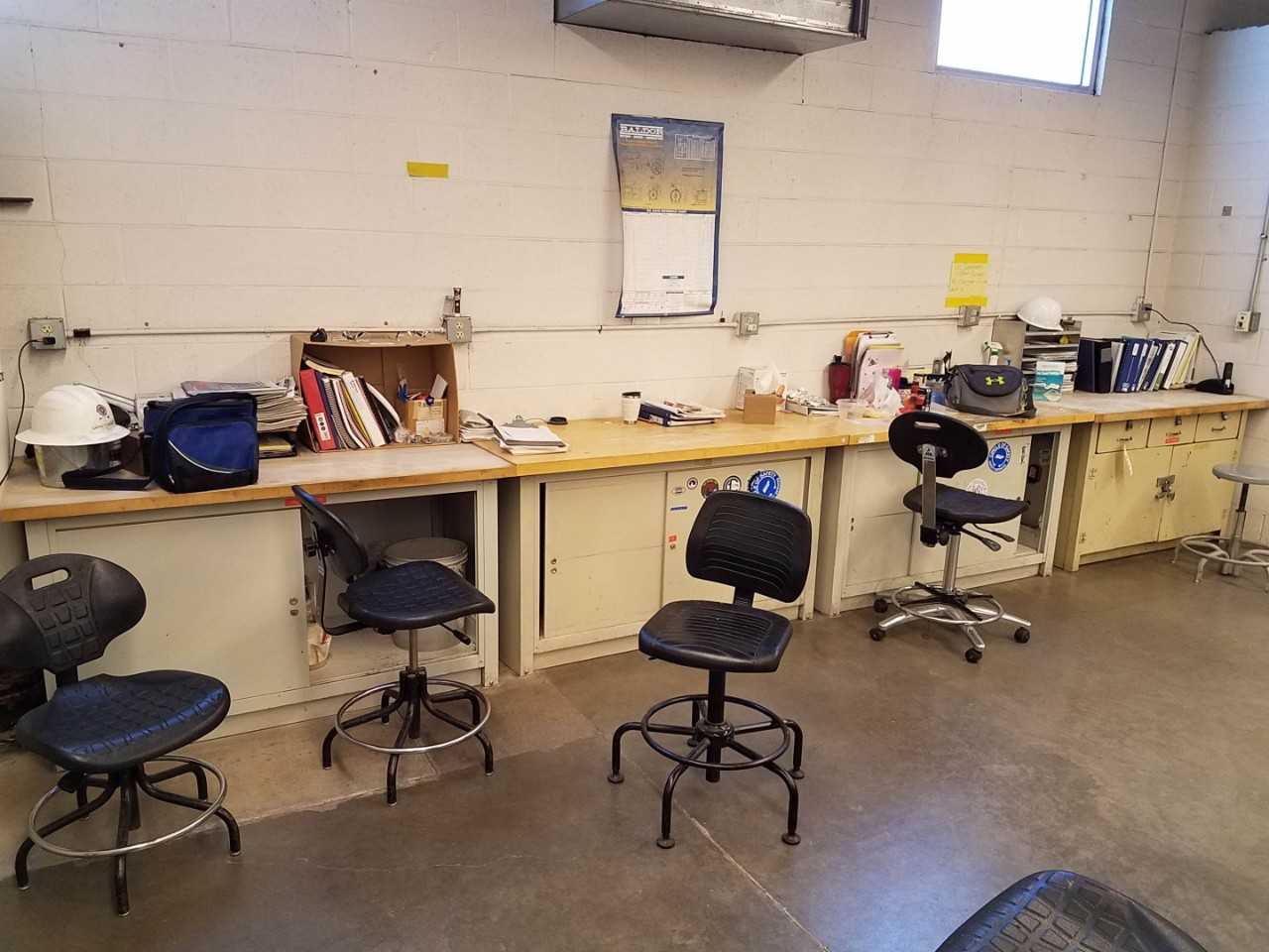 Lot of 4 60" x 30" steel work desks with wood surfaces - MATERIAL HANDLING Lot of 4 60" x 30" steel work desks with wood surfaces - MATERIAL HANDLING