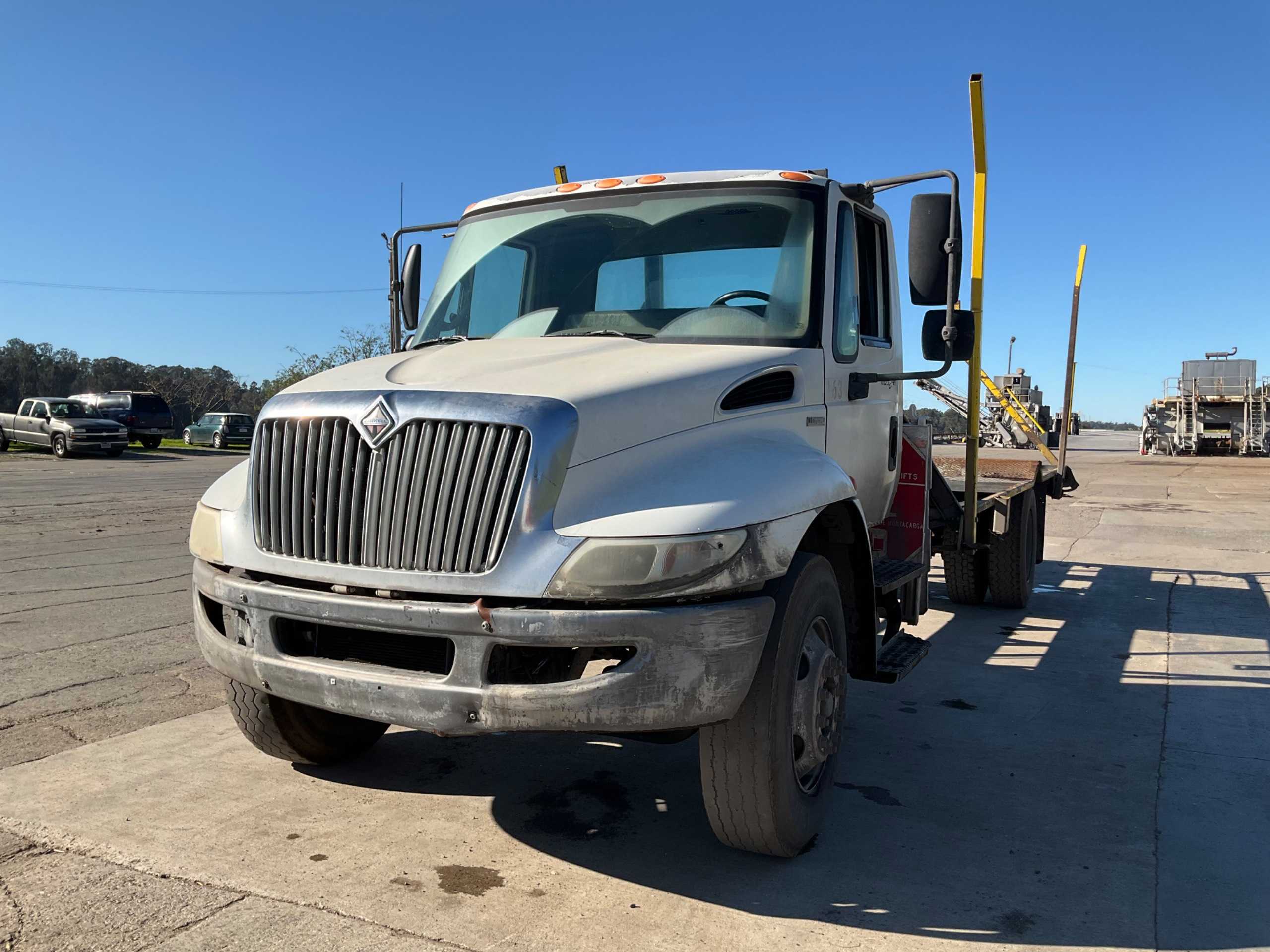 2008 INTERNATIONAL 4300M7 SBA 4X2 FLATBED TRUCK