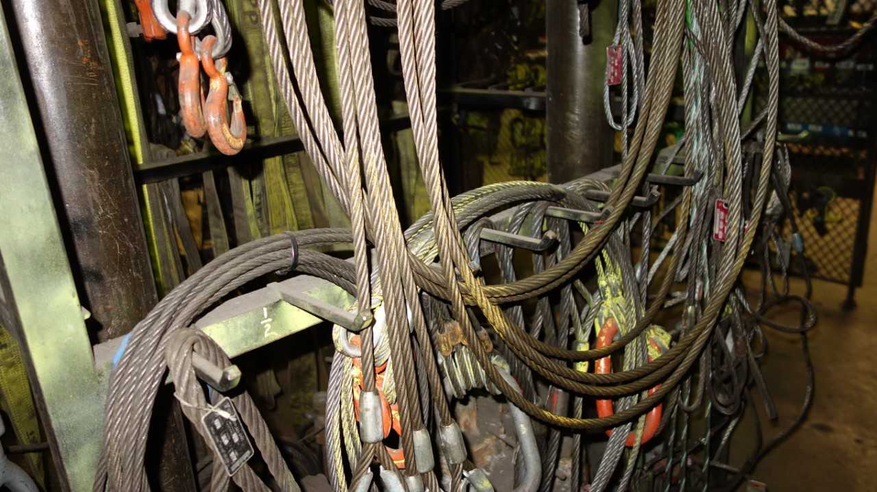 LOT OF WIRE SLINGS WITH SAFETY HOOKS - HAND TOOLS