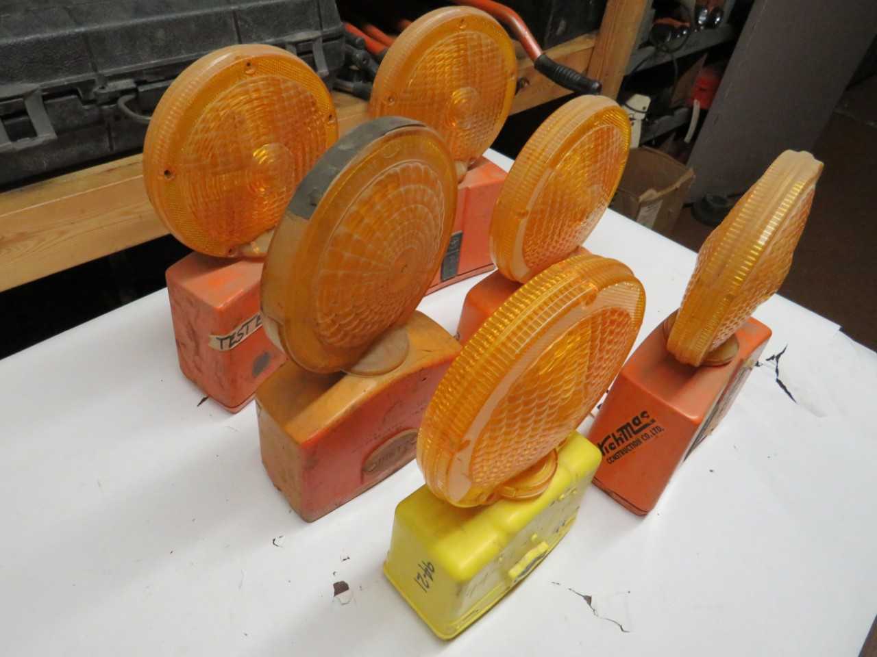 LOT OF 6 ASSORTED CONSTRUCTION CAUTION STROBE LIGHTS - LIGHTING