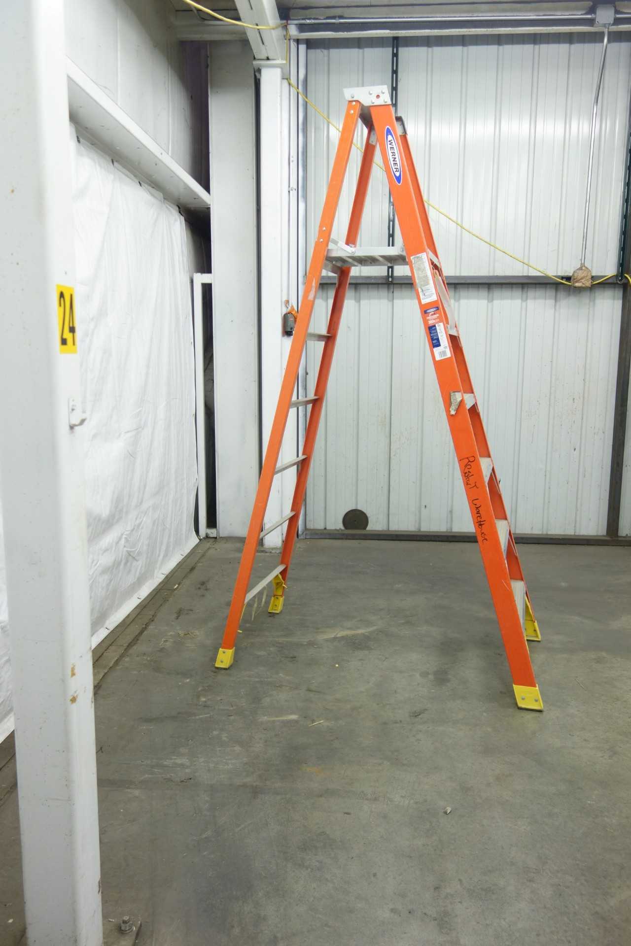 WERNER P6206 FIBERGLASS PLATFORM LADDER, 6 FEET - MATERIAL HANDLING