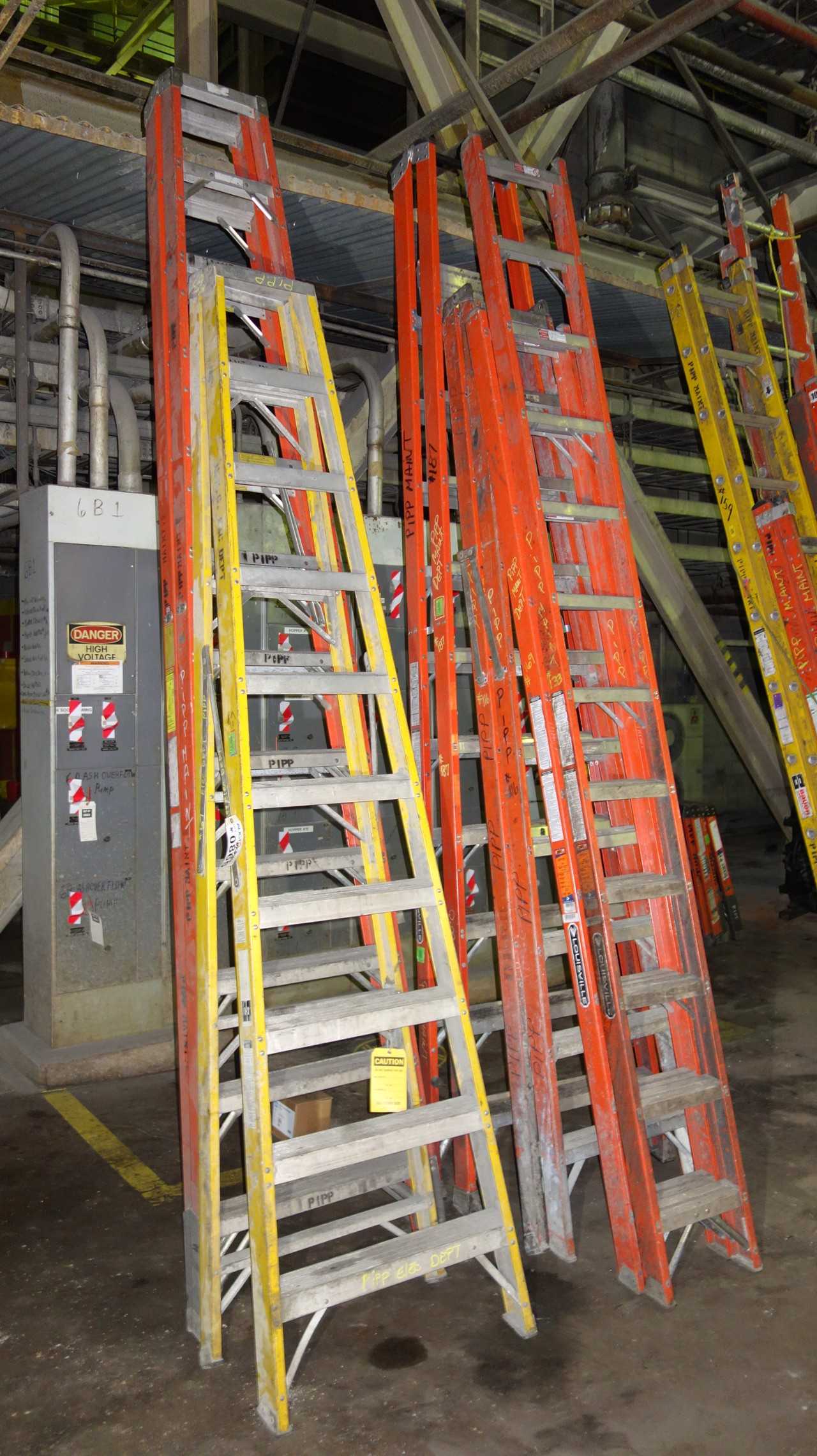 LOT OF ASSORTED FIBERGLASS LADDERS - MISCELLANEOUS