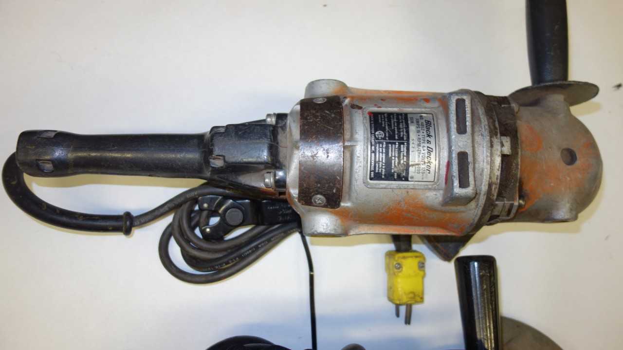 LOT OF 2 ASSORTED CORDED ANGLE GRINDERS - ELECTRIC POWER TOOLS