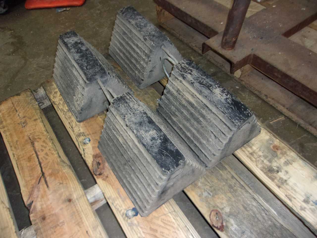 Lot of 40 Wheel Chocks - ELECTRIC POWER TOOLS