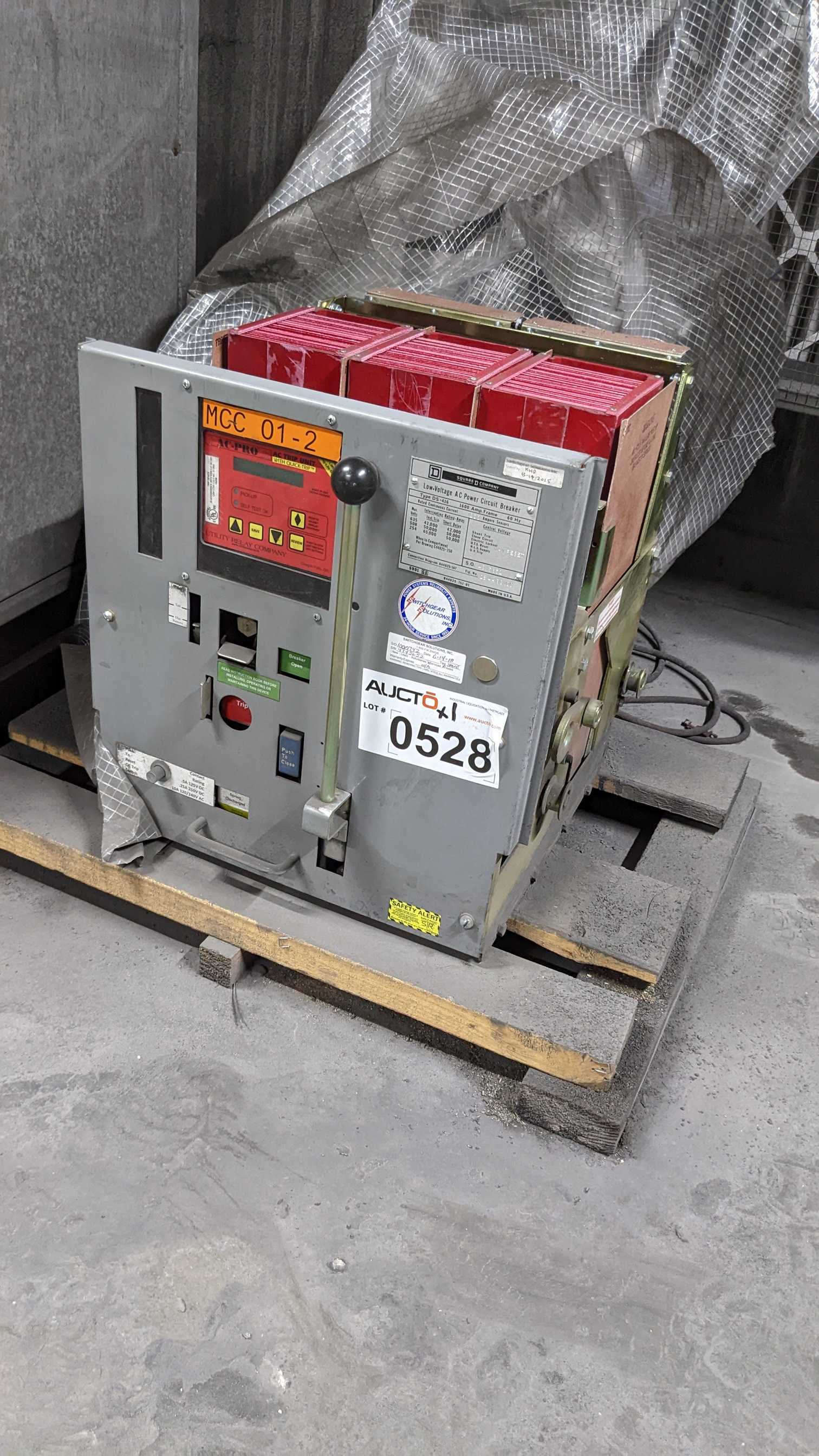 SQUARE D LOW VOLTAGE CIRCUIT BREAKER - CIRCUIT BREAKERS