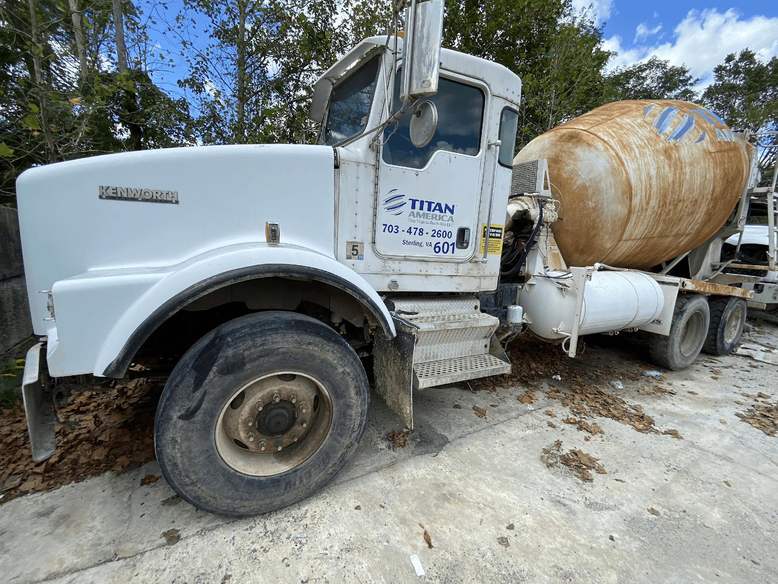2005 KENWORTH T800B READYMIX CONCRETE TRUCK - HYDRO EXCAVATOR TRUCKS