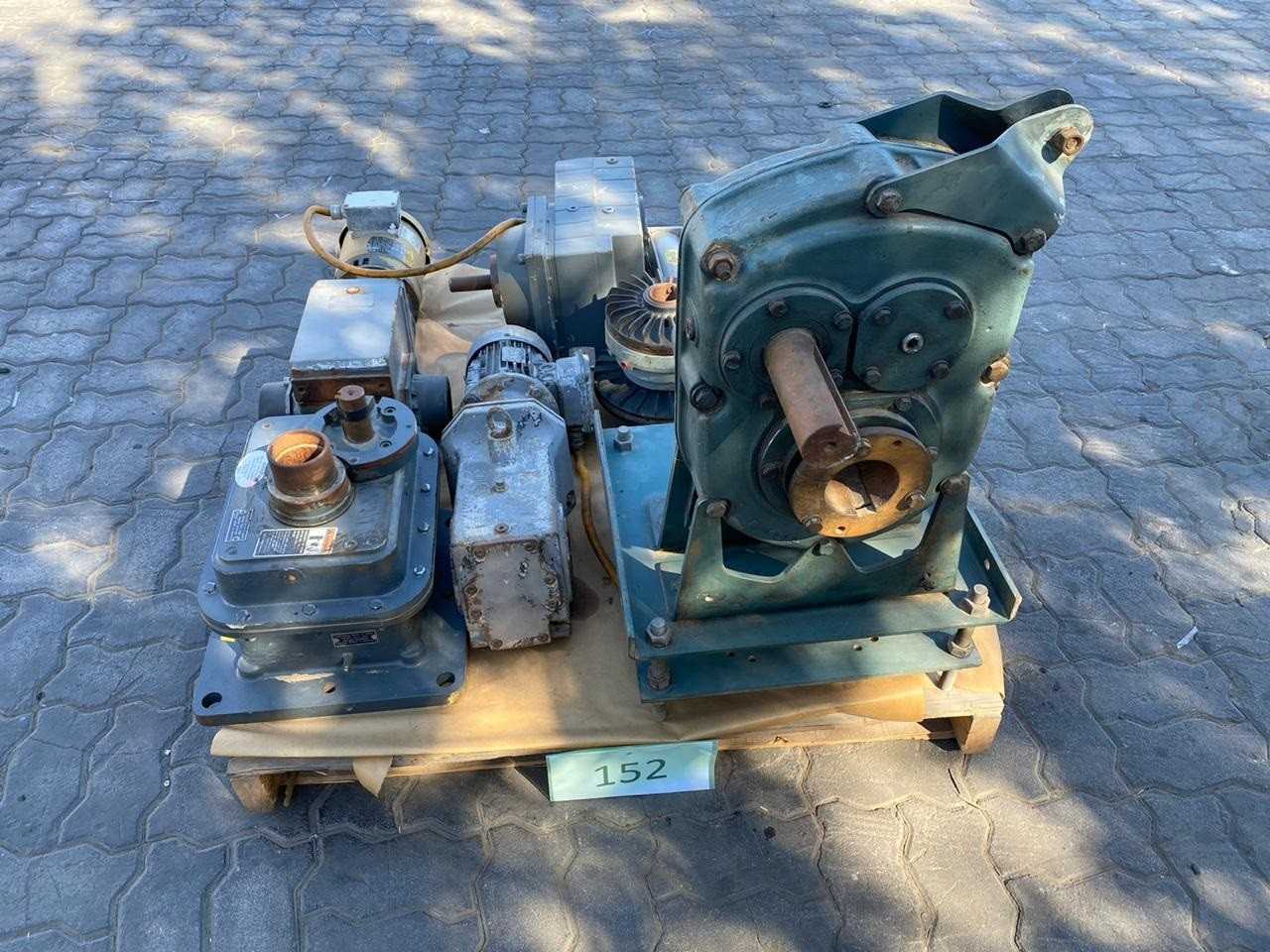PALLET OF GEARS AND GEARMOTORS - MACHINE TOOLING