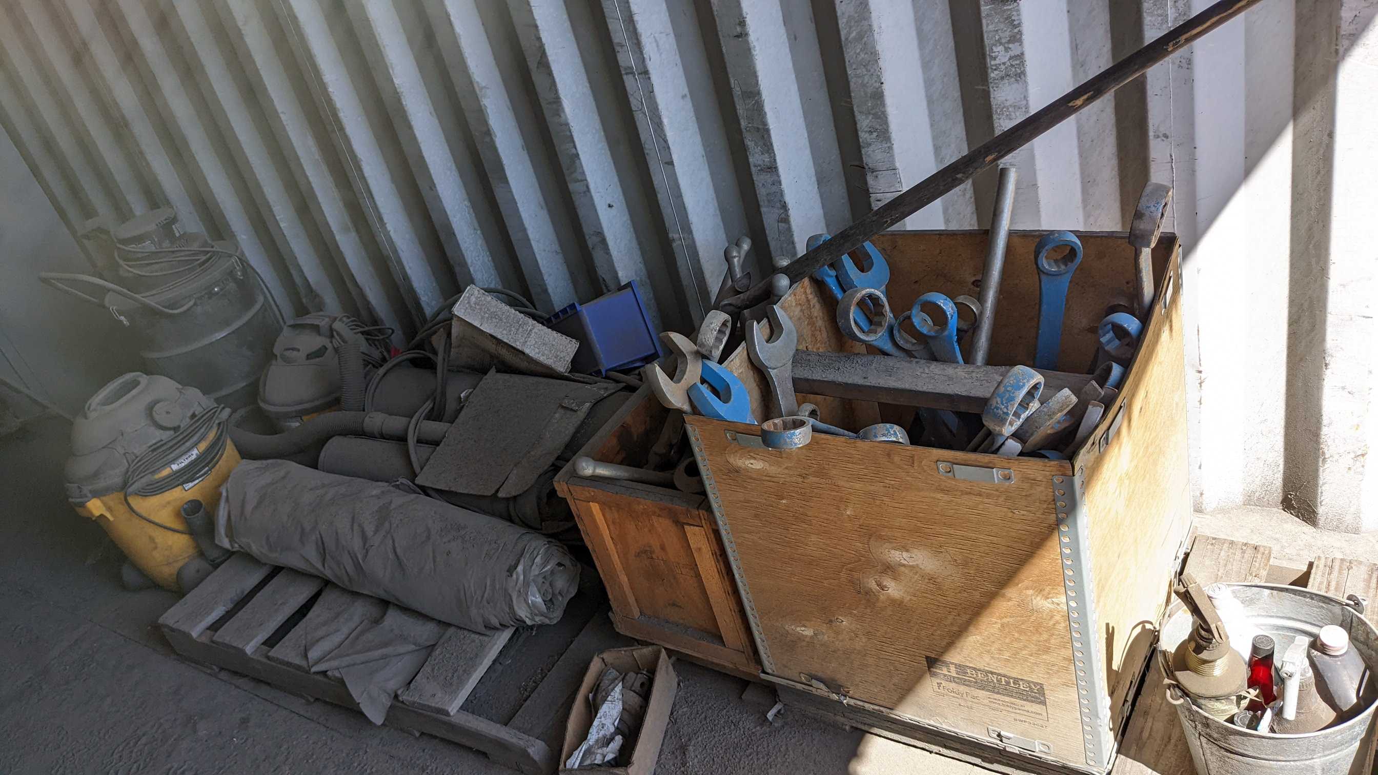 CONTENTS OF CONTAINER - INDUSTRIAL PARTS
