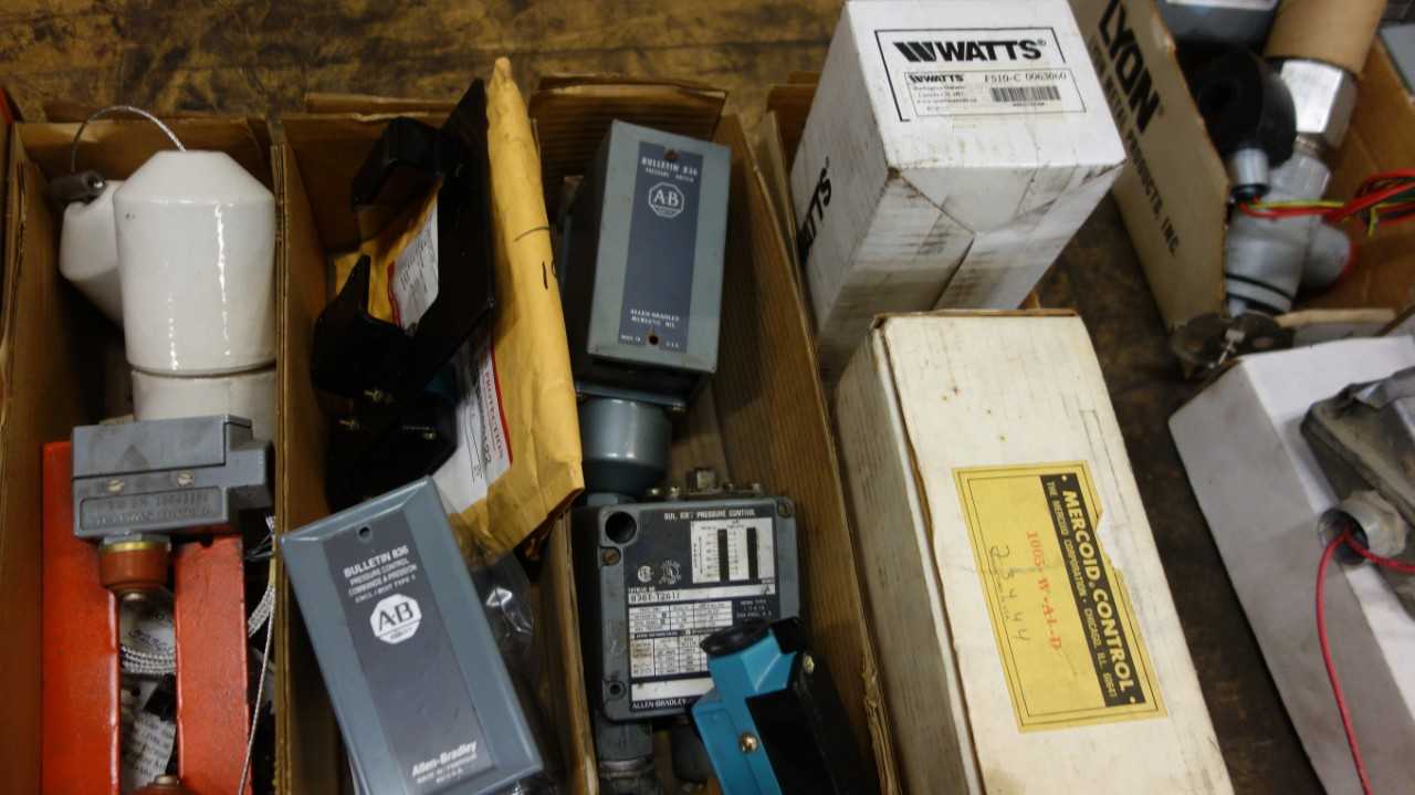 LOT OF 4 TOTES OF ASSORTED ELECTRICAL CONTROLS SWITCHES - ELECTRICAL COMPONENTS