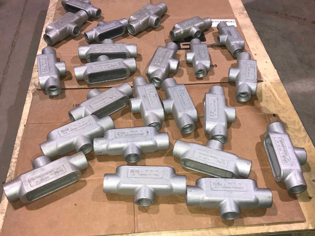 CROUSE-HINDS FITTINGS (QTY 23) - CONDUIT FITTING