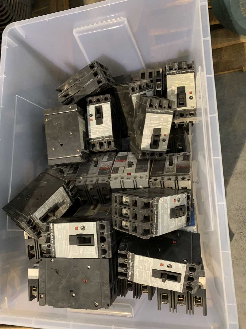 LOT OF SIEMENS AND CUTLER-HAMMER CIRCUIT BREAKERS - CIRCUIT BREAKERS