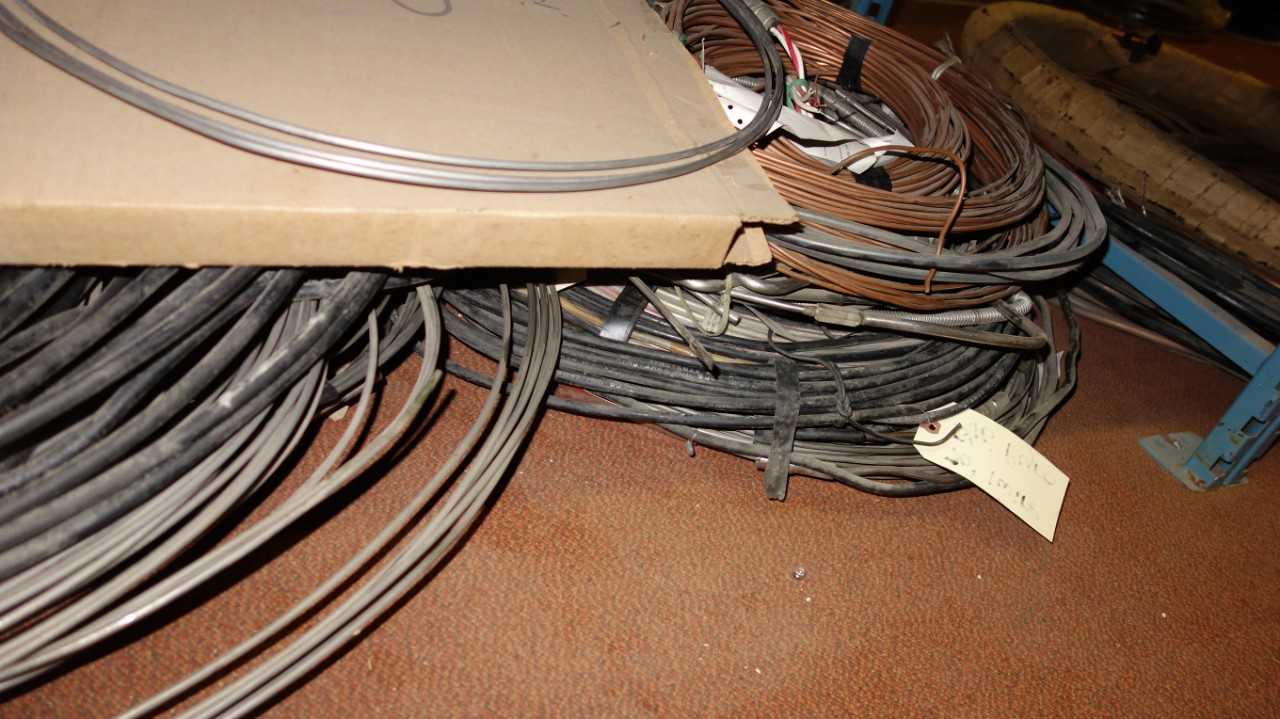 LOT OF SOLID CONDUCTOR WIRE AND ELECTRIC HEATING CABLE - ELECTRICAL COMPONENTS